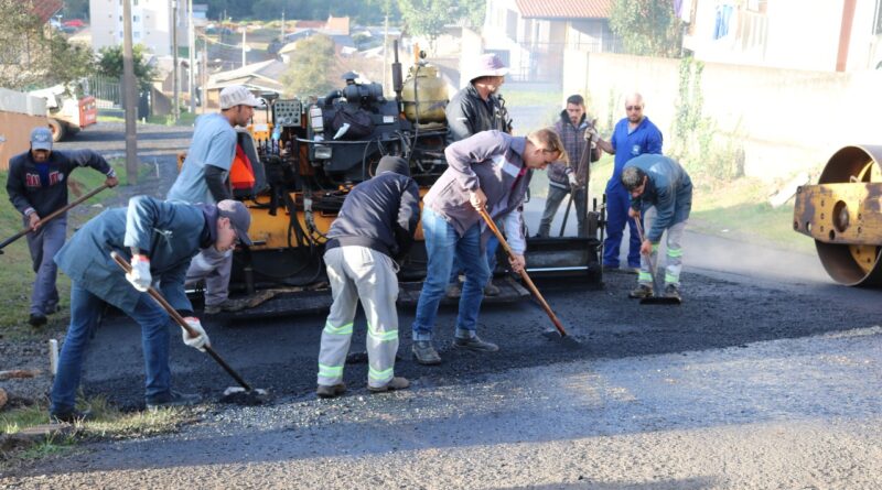 O asfaltamento das ruas do bairro Santa Catarina entrou em fase de conclusão.