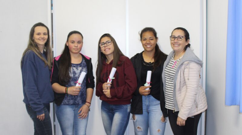 Alunas Maiara, Fernanda e Ingrid recebendo premiação interna